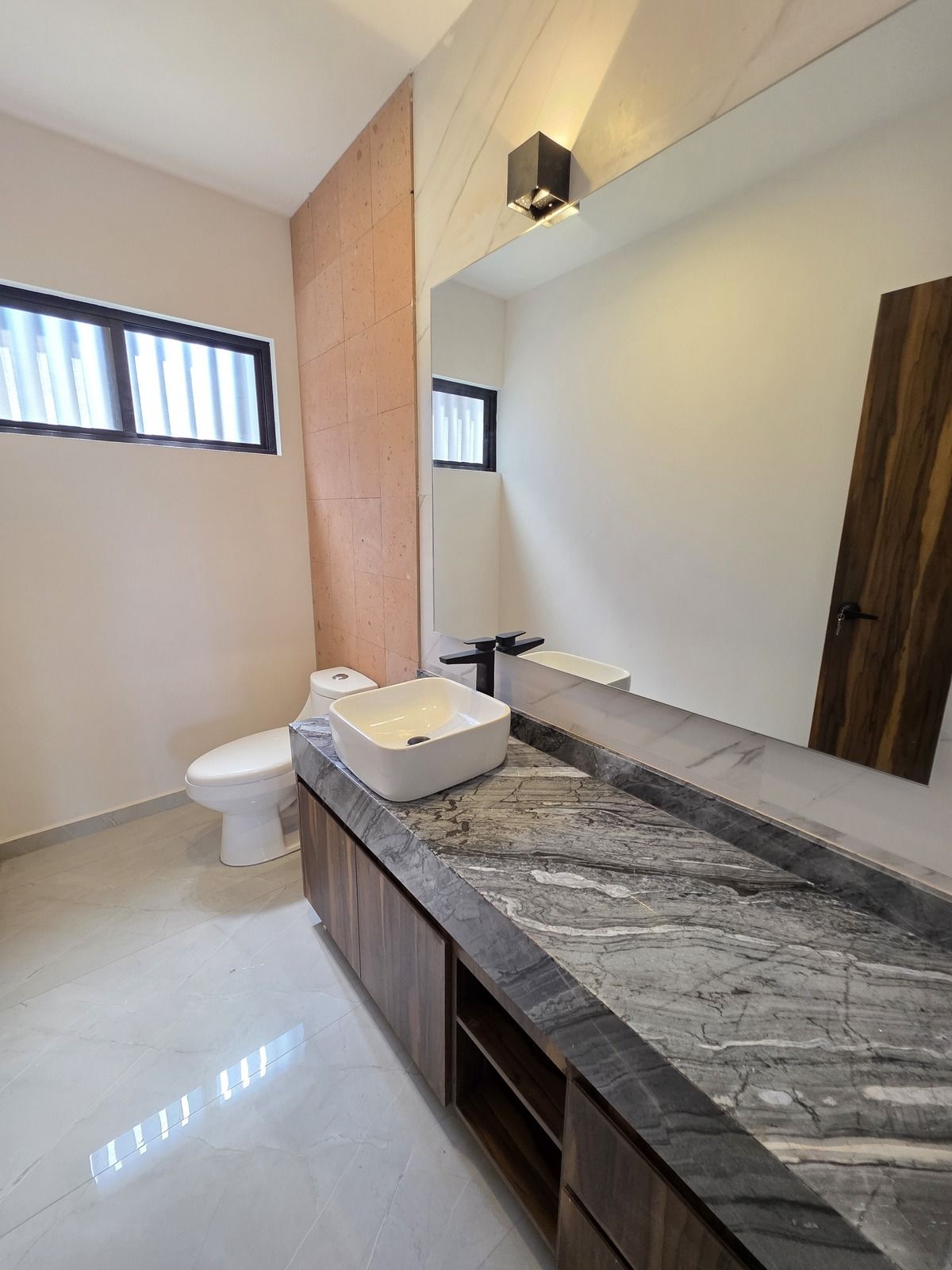 16 of 35: MEDIO BAÑO DE VISITAS