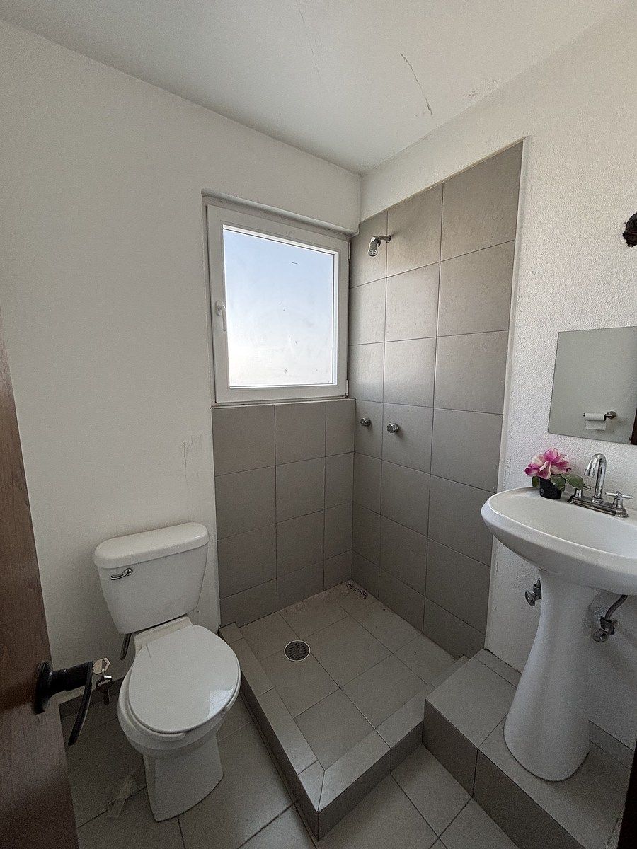 29 de 29: Baño cuarto de servicio