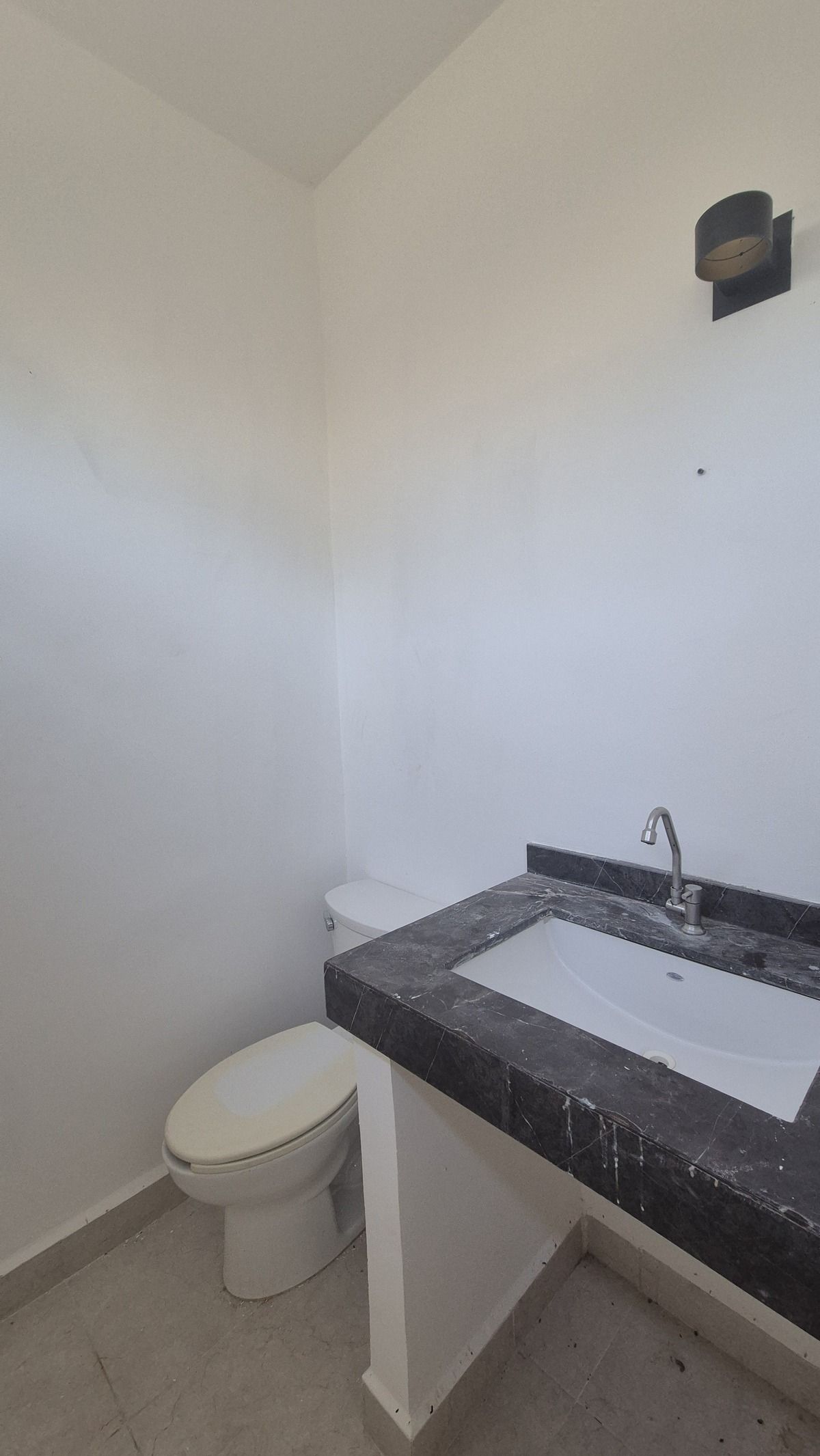 5 of 25: Baño de visitas