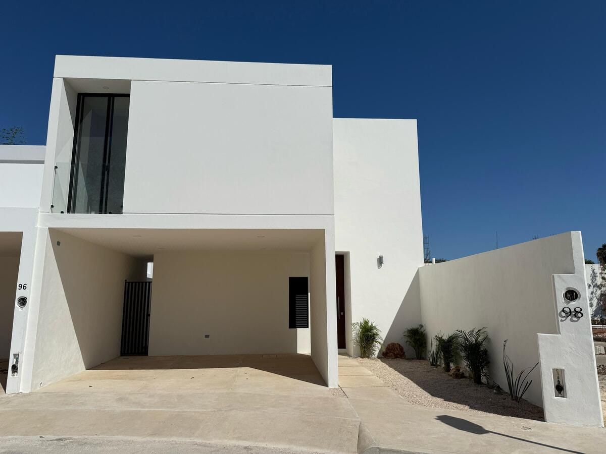Casa en Venta de Entrega Inmediata de 3 Recámaras en Cholul con Dos plantas