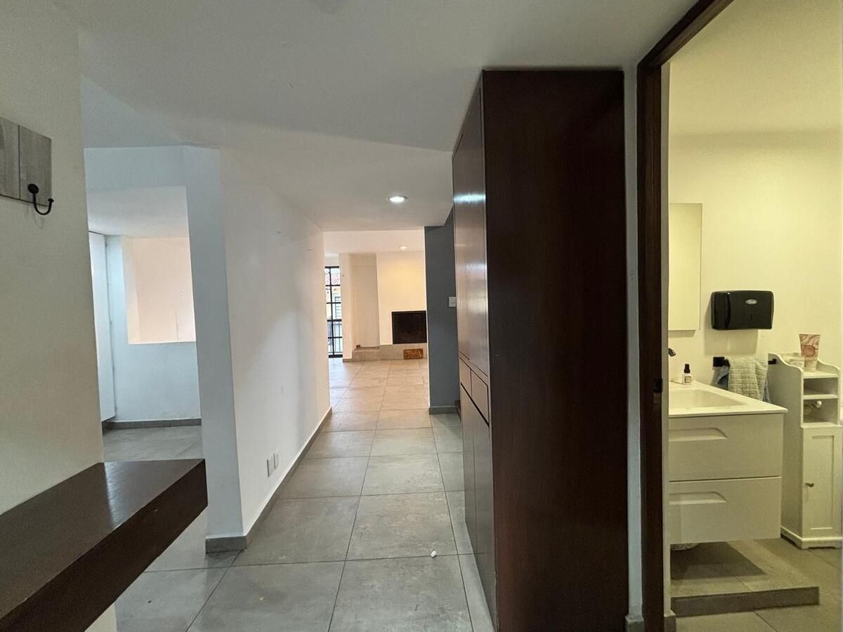 7 of 41: Entrada a Casa