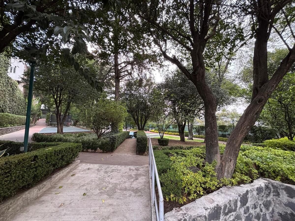 36 of 41: Jardines del condominio