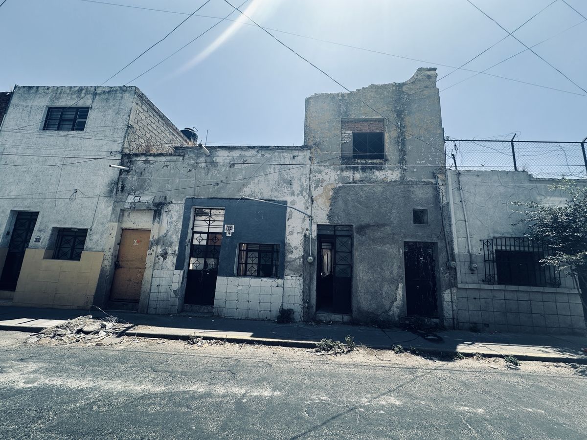 1 de 28: Fachada con cuatro puertas de acceso