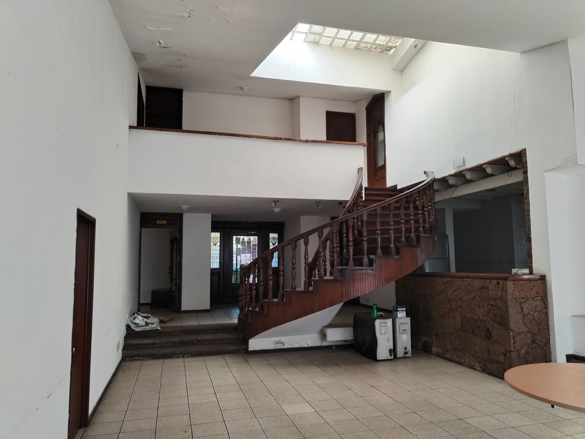 5 of 18: Sala
