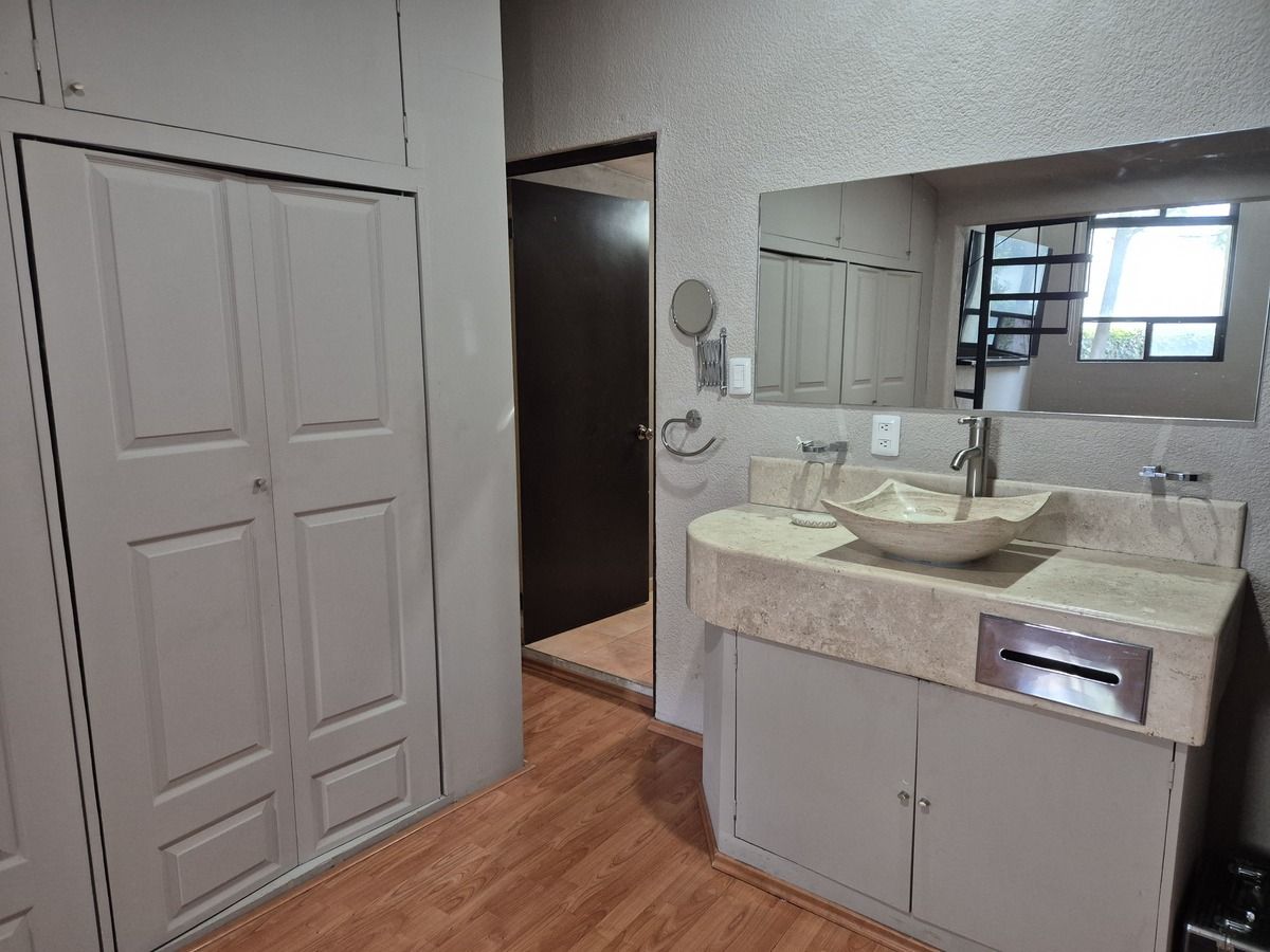 24 of 36: Baño y vestidor 1