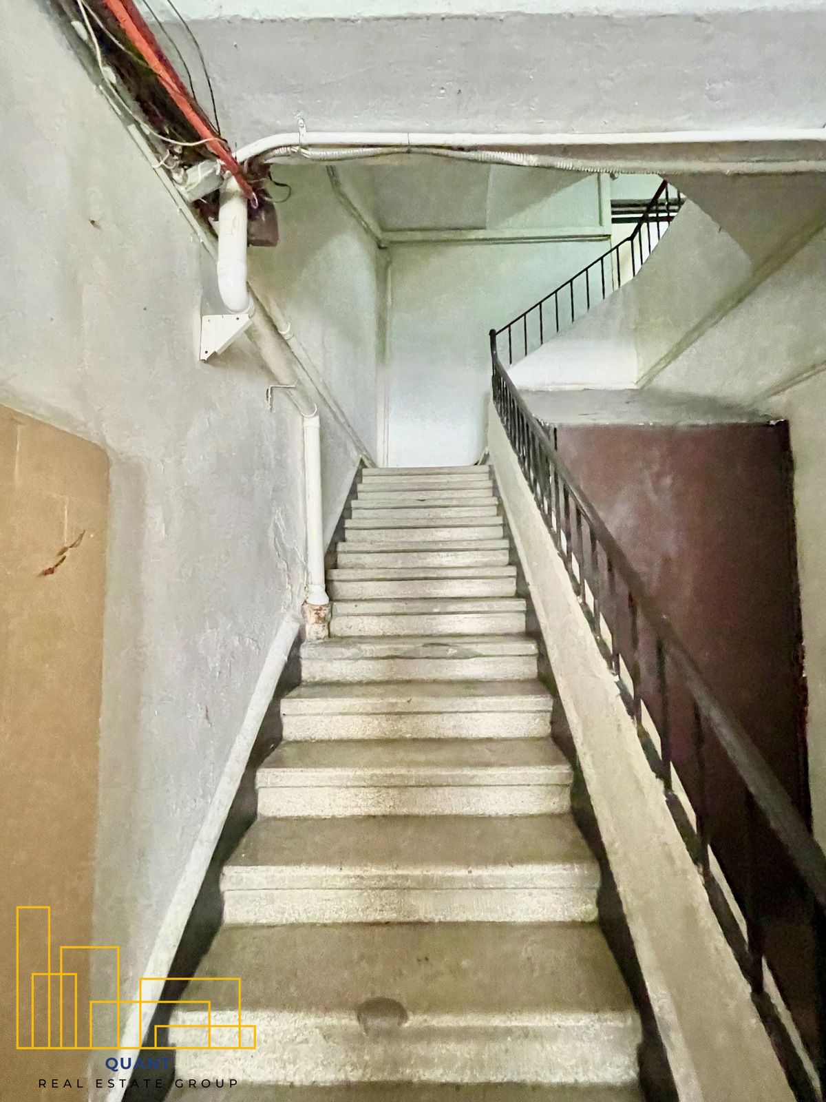 2 de 31: Escalera al piso 1