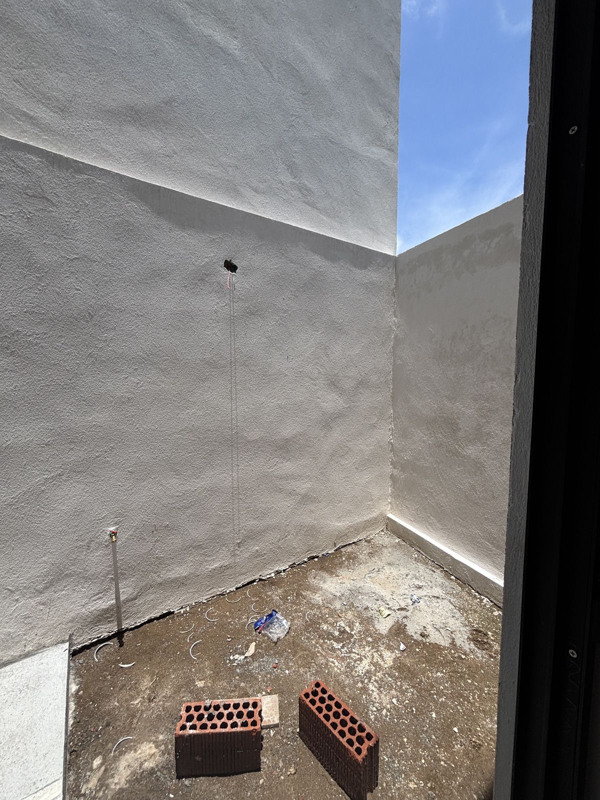 13 of 37: PATIO OBRA BLANCA