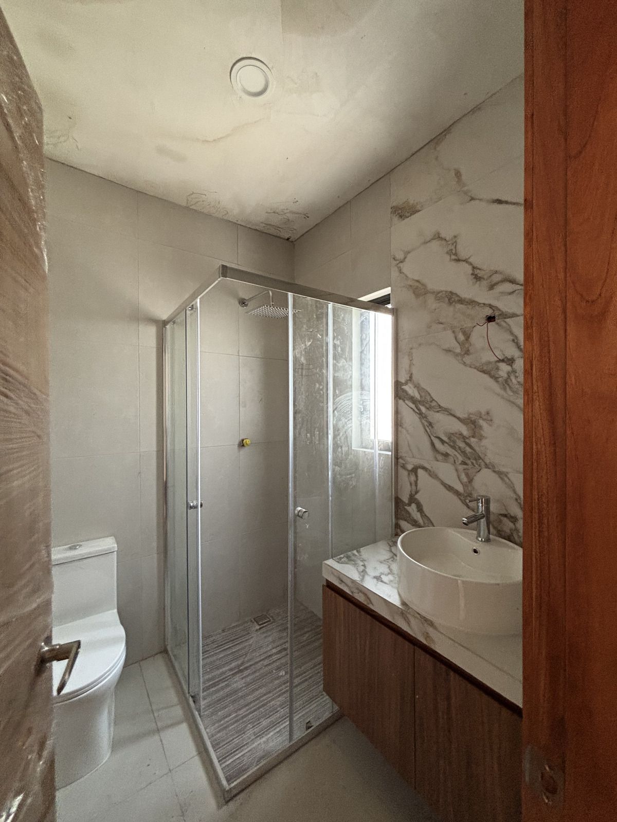 21 of 37: BAÑO OBRA BLANCA