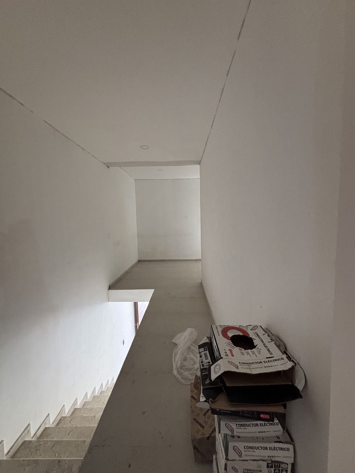 24 of 37: PASILLO OBRA BLANCA