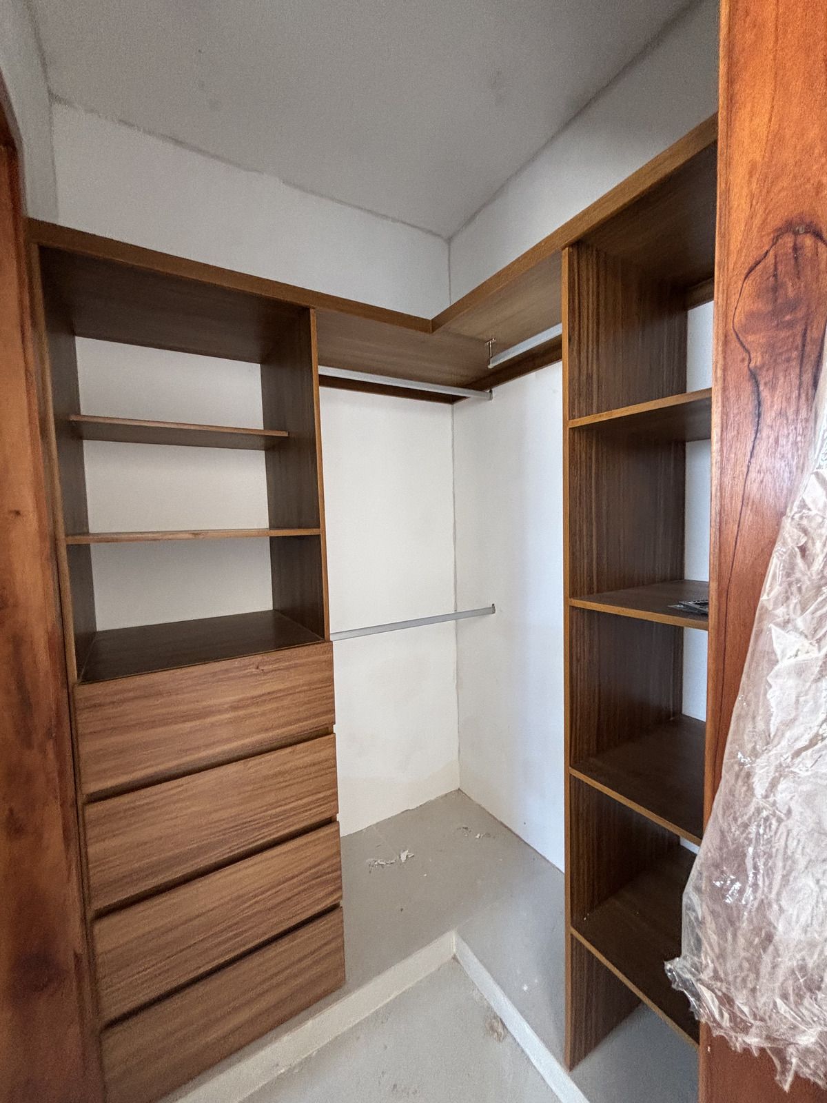 28 of 37: VESTIDOR OBRA BLANCA
