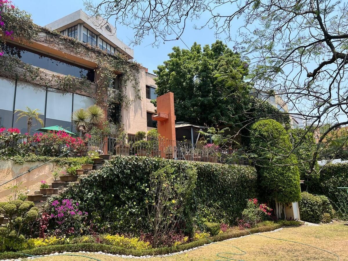 1 of 12: JARDIN EXTERIOR