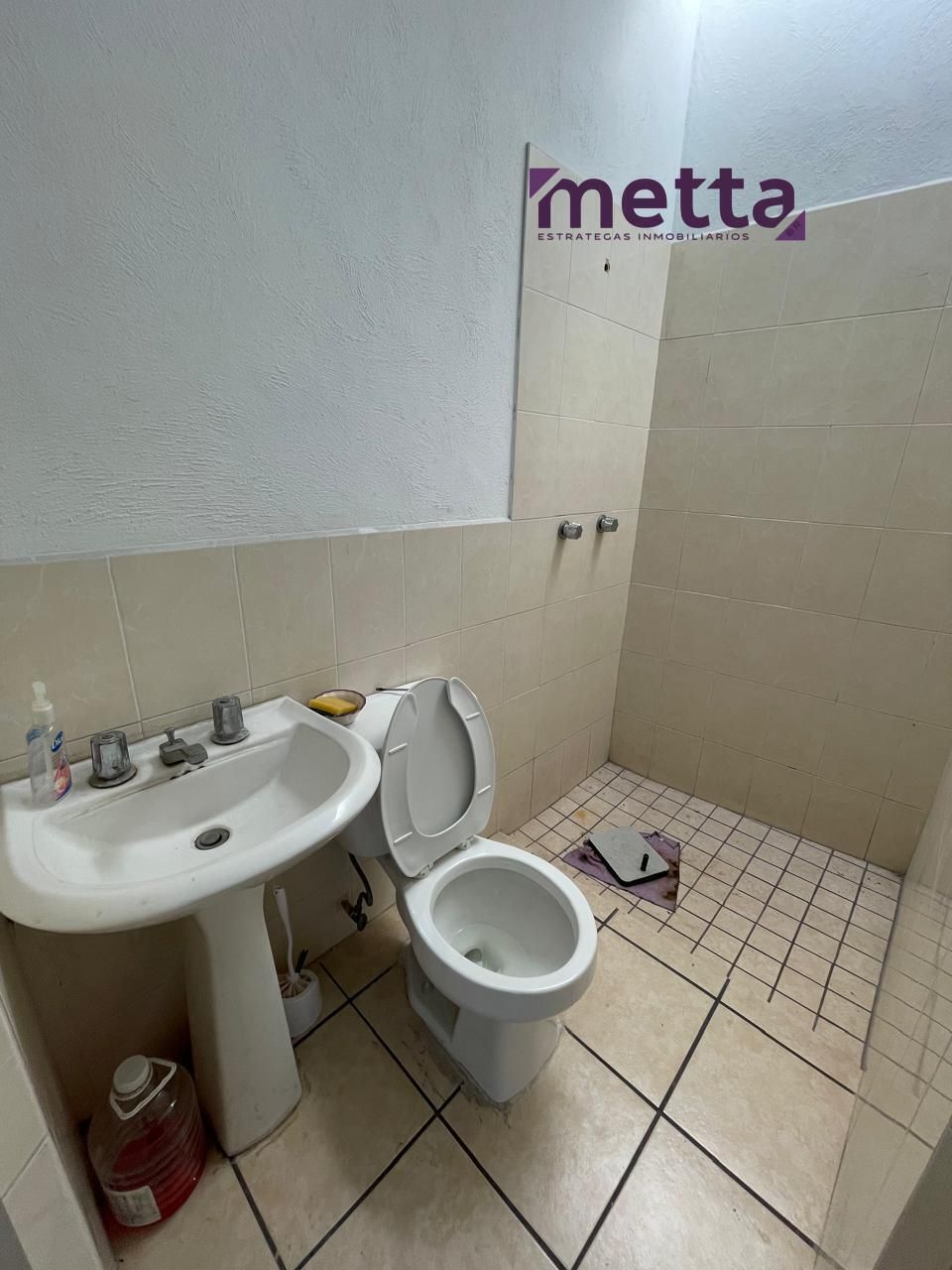 4 de 21: Baño completo de servicio