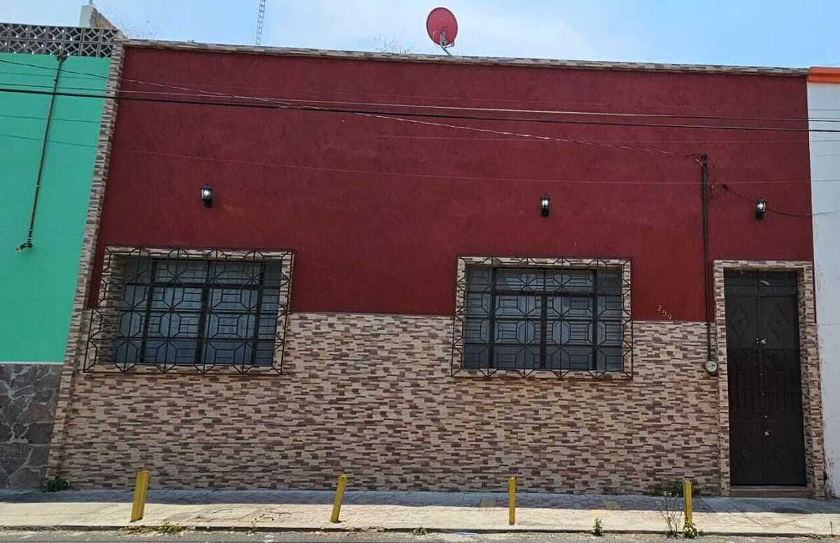 1 of 25: FACHADA