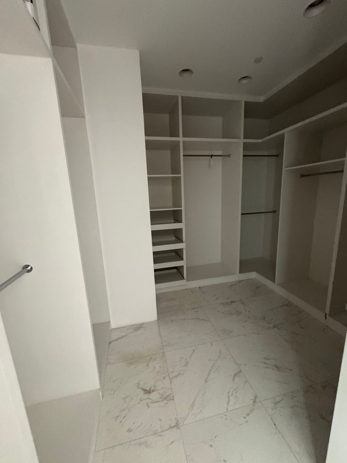 13 de 34: HABITACIÓN PRINCIPAL CLOSET 1