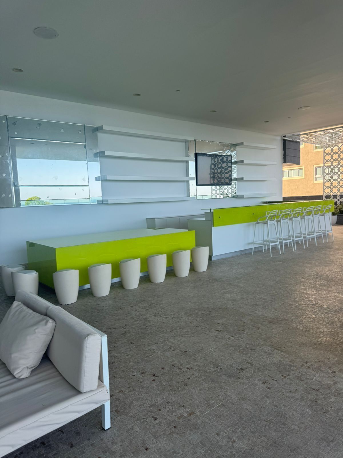 28 de 34: BAR PISCINA