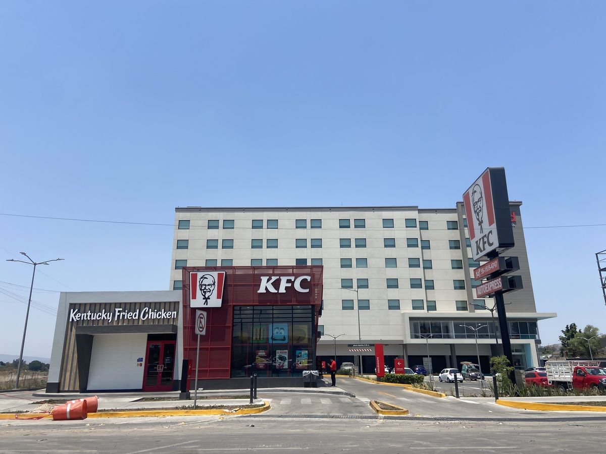 1 de 8: Pool de Rentas Centro Comercial en Carr Aeropuerto Chapala