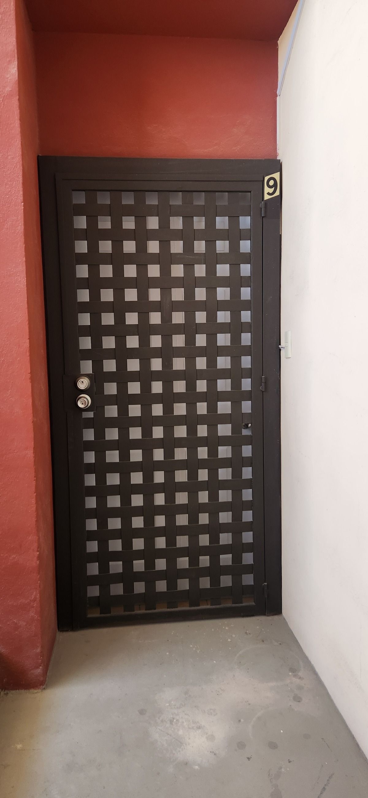 3 of 11: PUERTA ENTRADA DEPARTAMENTO