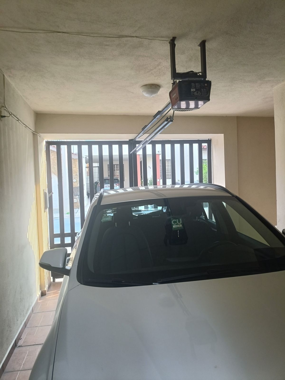 3 de 24: Cochera con Portón Electrico
