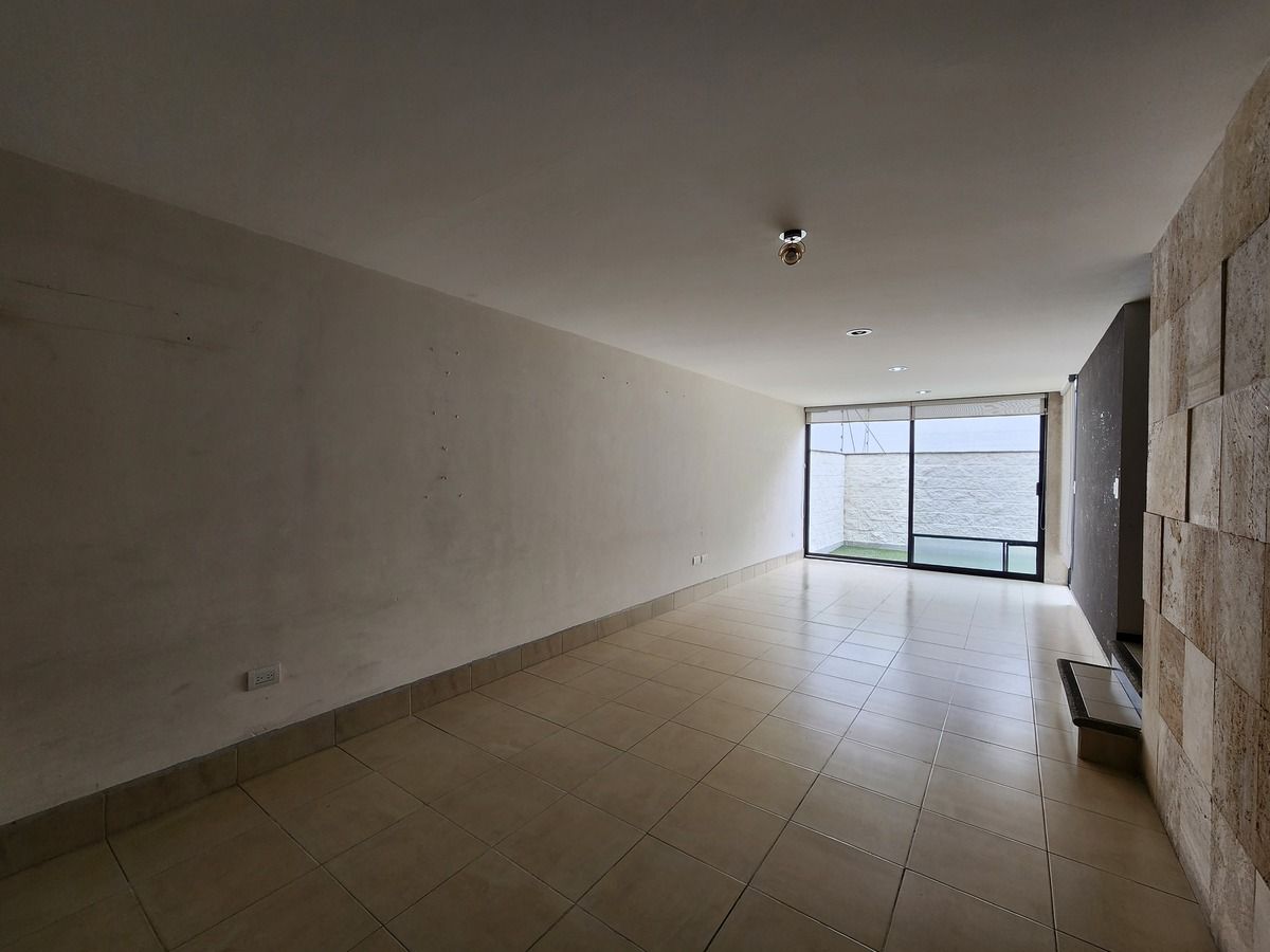 5 of 20: Sala-comedor
