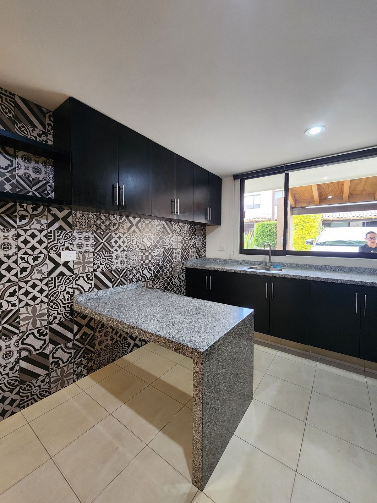 2 of 20: Cocina con barra