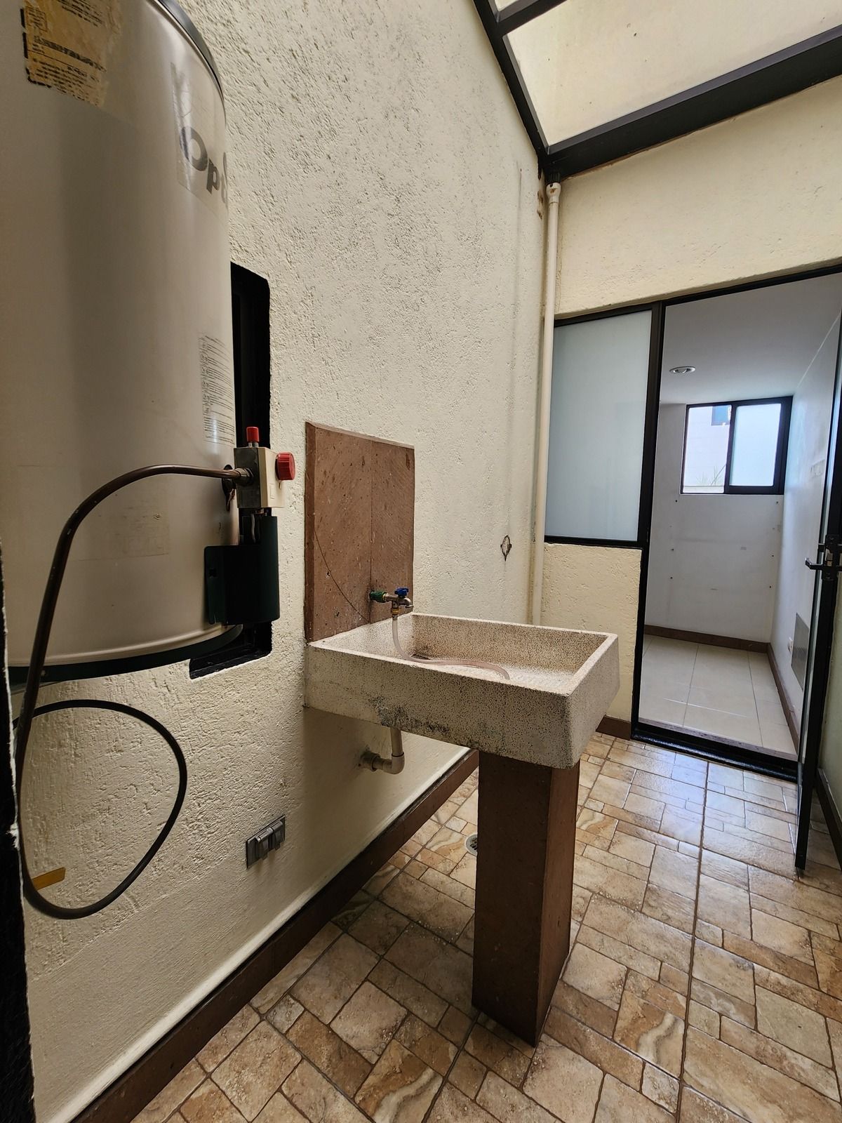 21 de 23: Patio lavado y cuarto de servicio