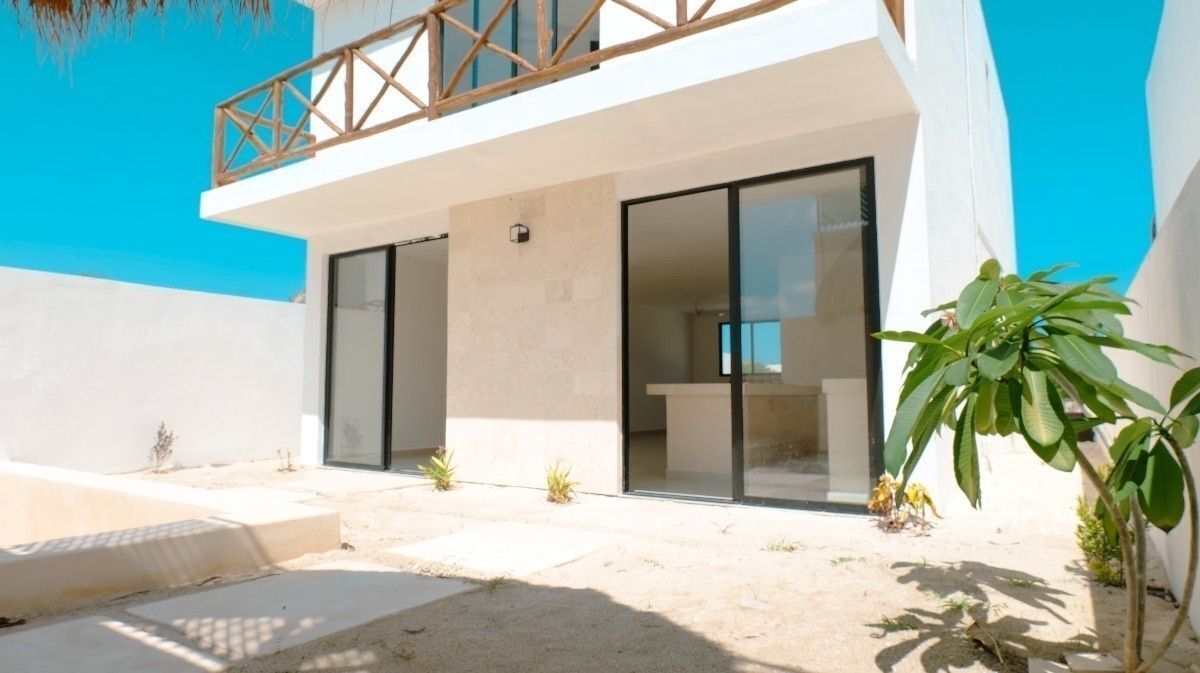 Casa en venta en la playa con piscina - foto 2
