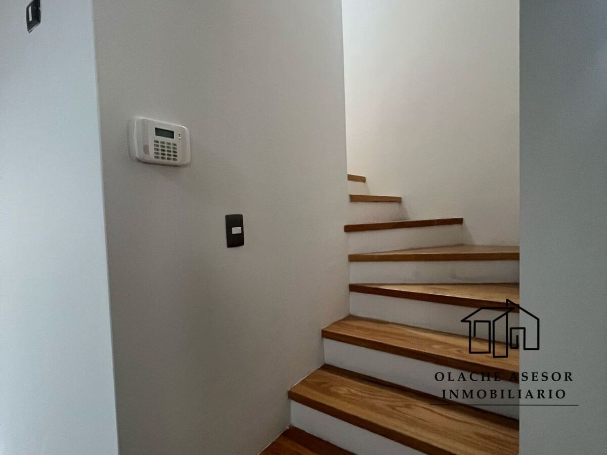 10 of 18: ESCALERA