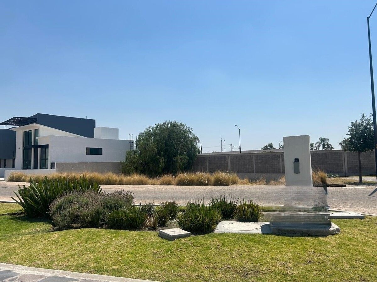 1 de 20: Frente de terreno da a camellón verde