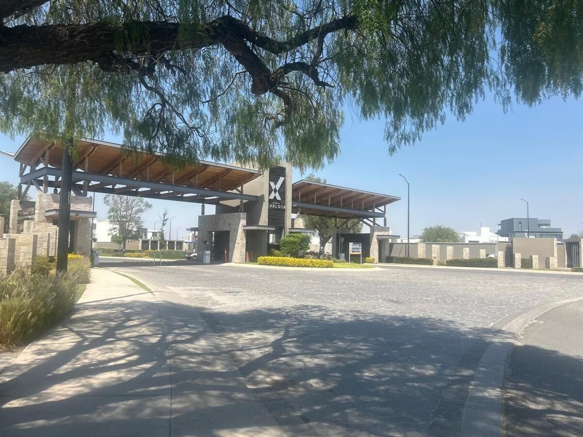 2 de 20: Entrada de acceso controlado a Hacienda Carlota