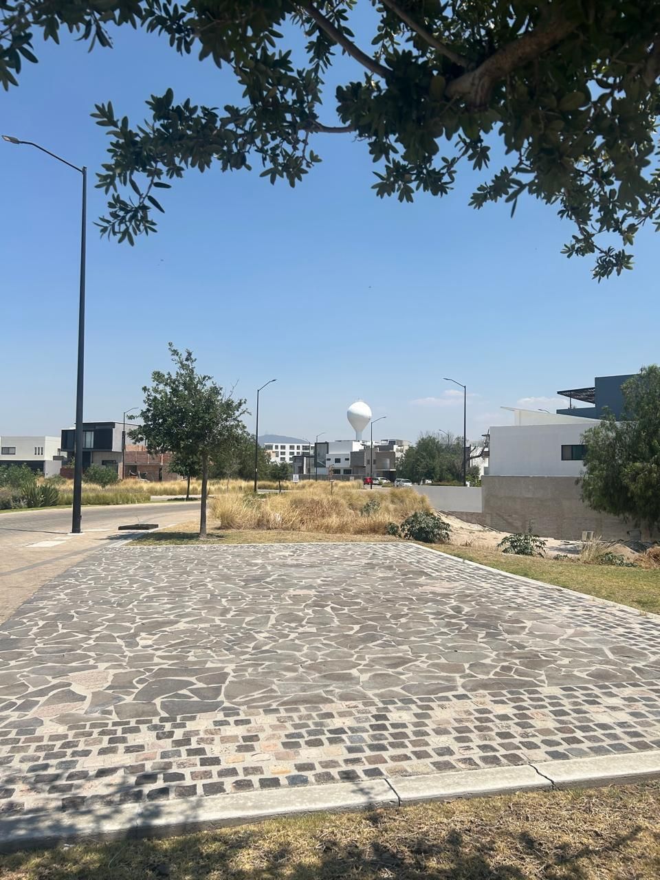 7 de 20: Vista lateral, cerca de estacionamiento de visitas