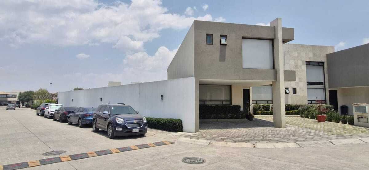 2 of 34: Posibilidad de estacionar hasta 8 autos.