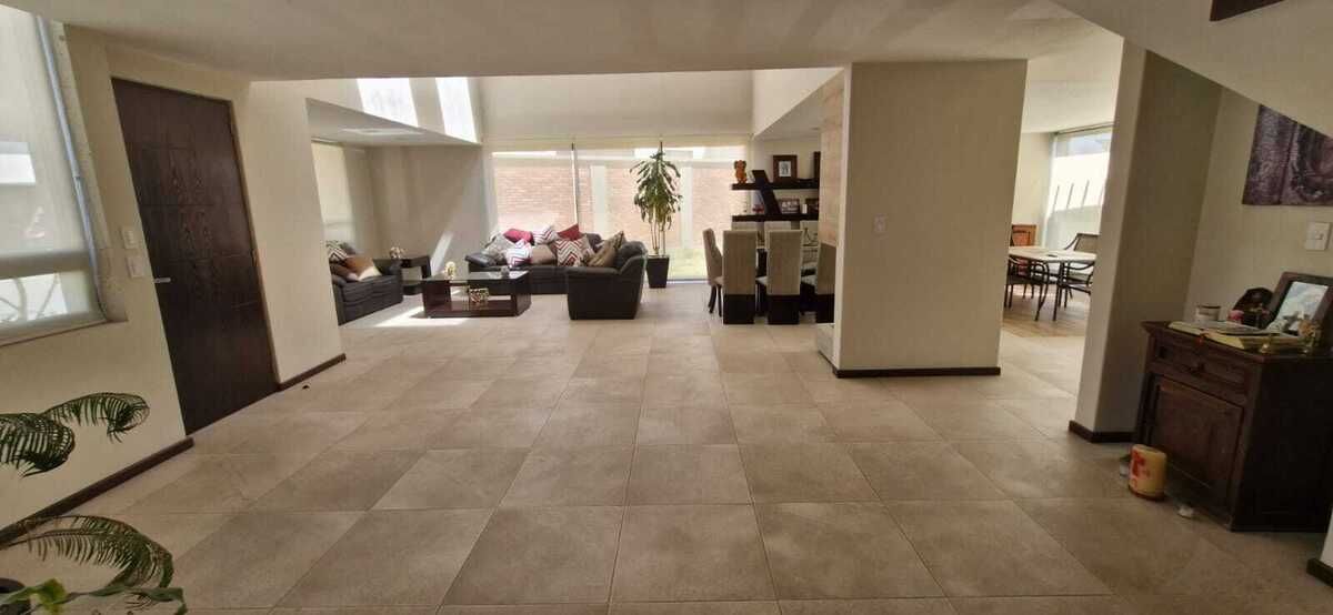 4 of 34: Sala con doble altura.