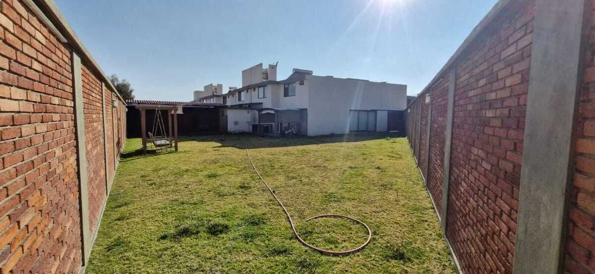 1 of 34: Casas para perros a un costado del jardín.