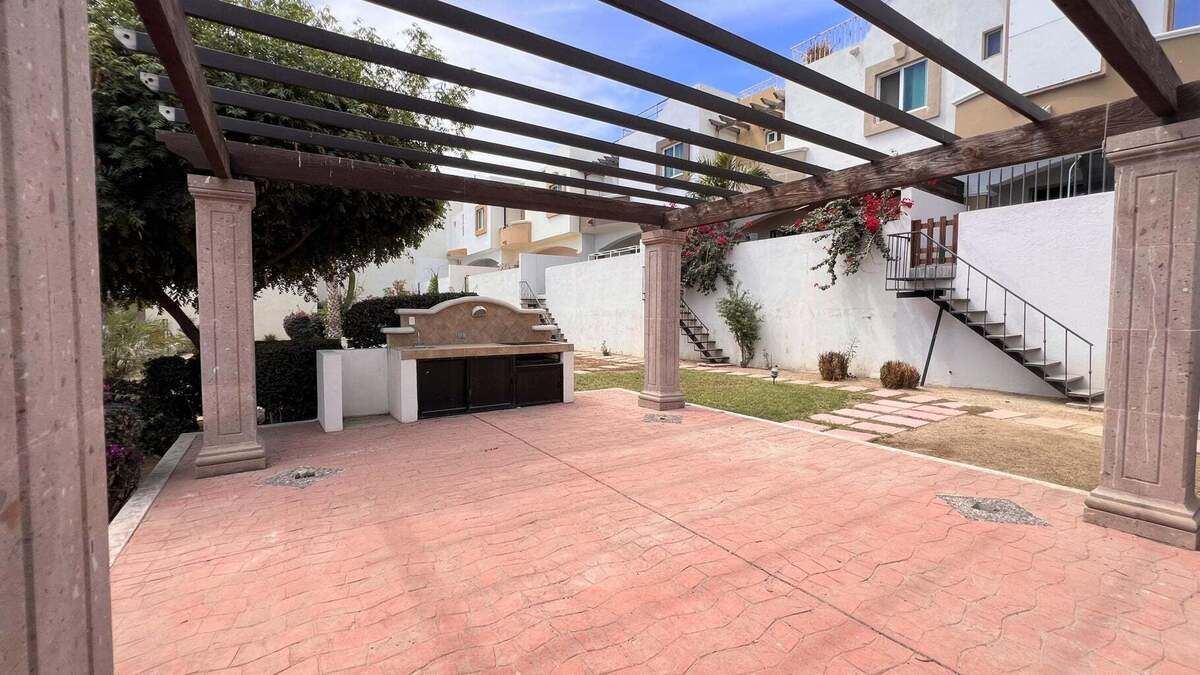 15 de 25: Pergola y Asador