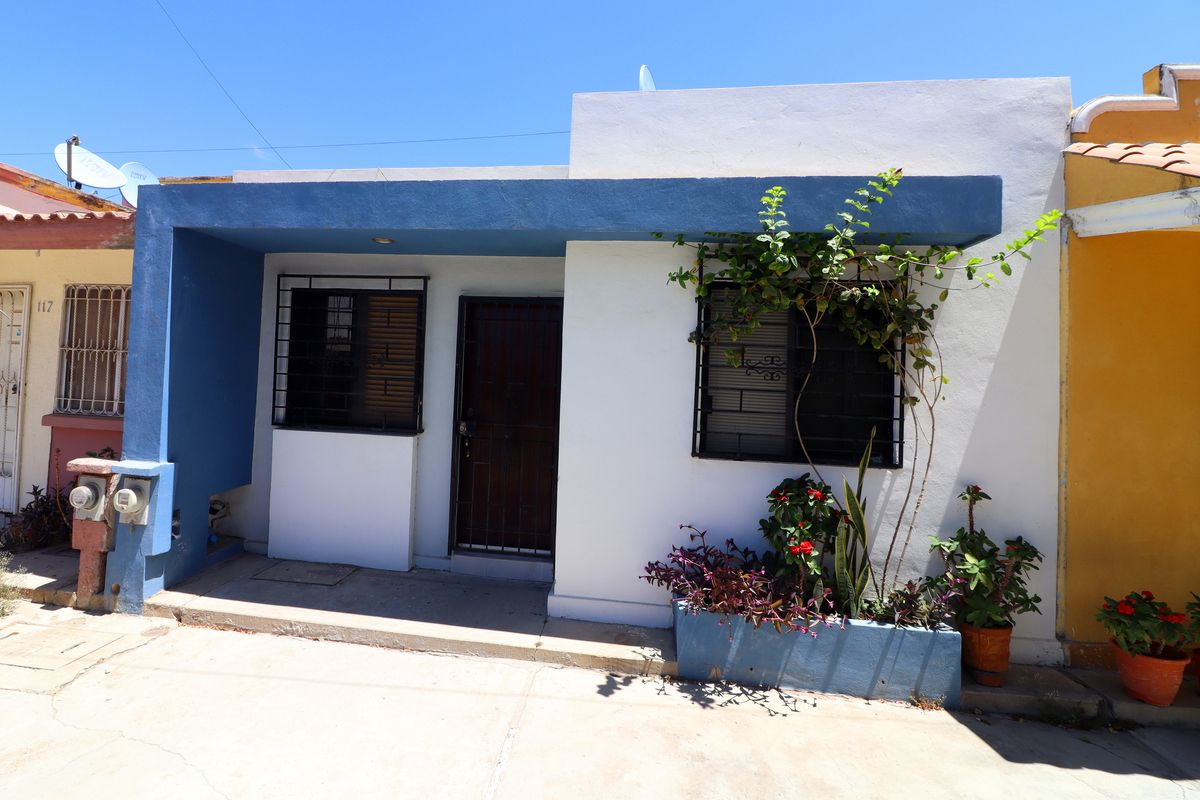 2 of 30: Fachada frontal
