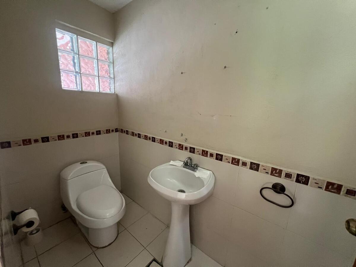 5 de 40: Baño de visitas