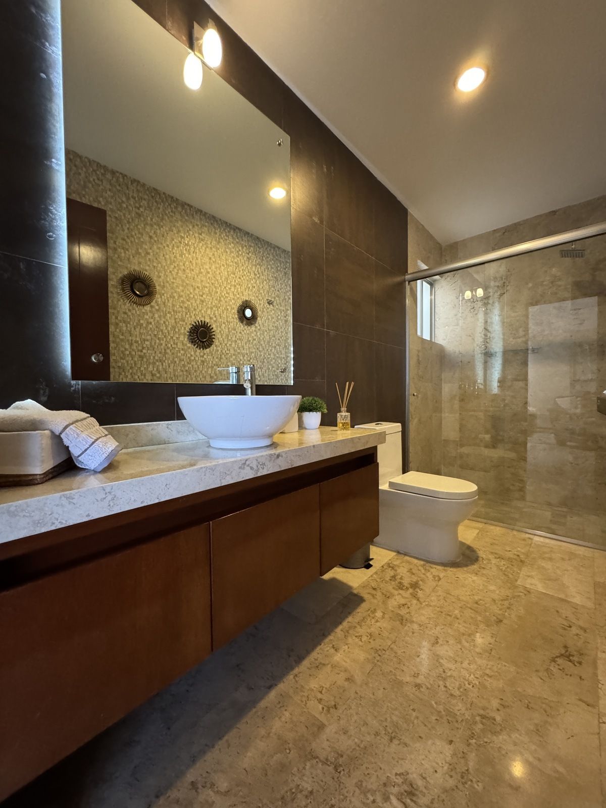 4 of 19: baño visitas
