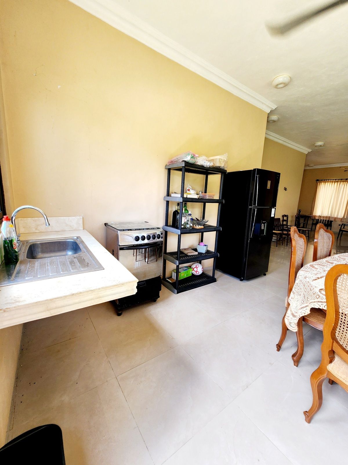 4 of 10: Equipo de cocina y ventiladores.