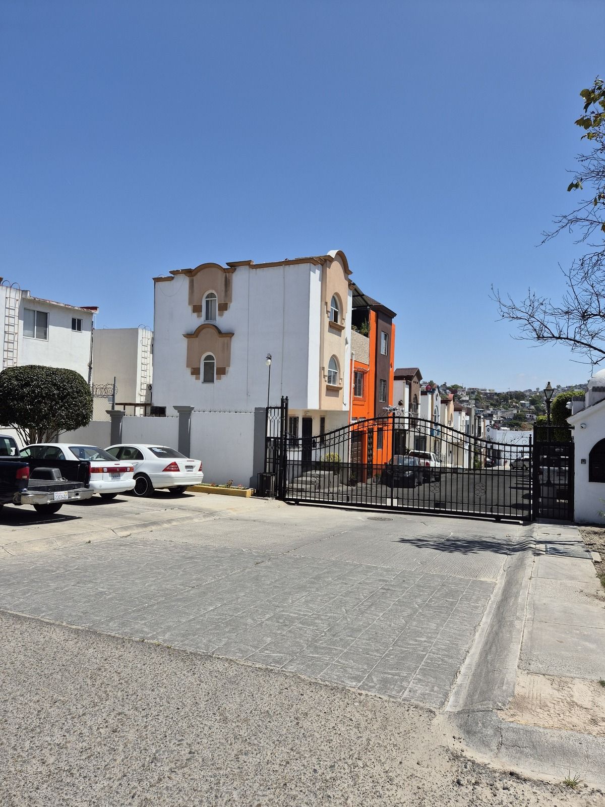 1 de 9: Fachada de privada y casa
