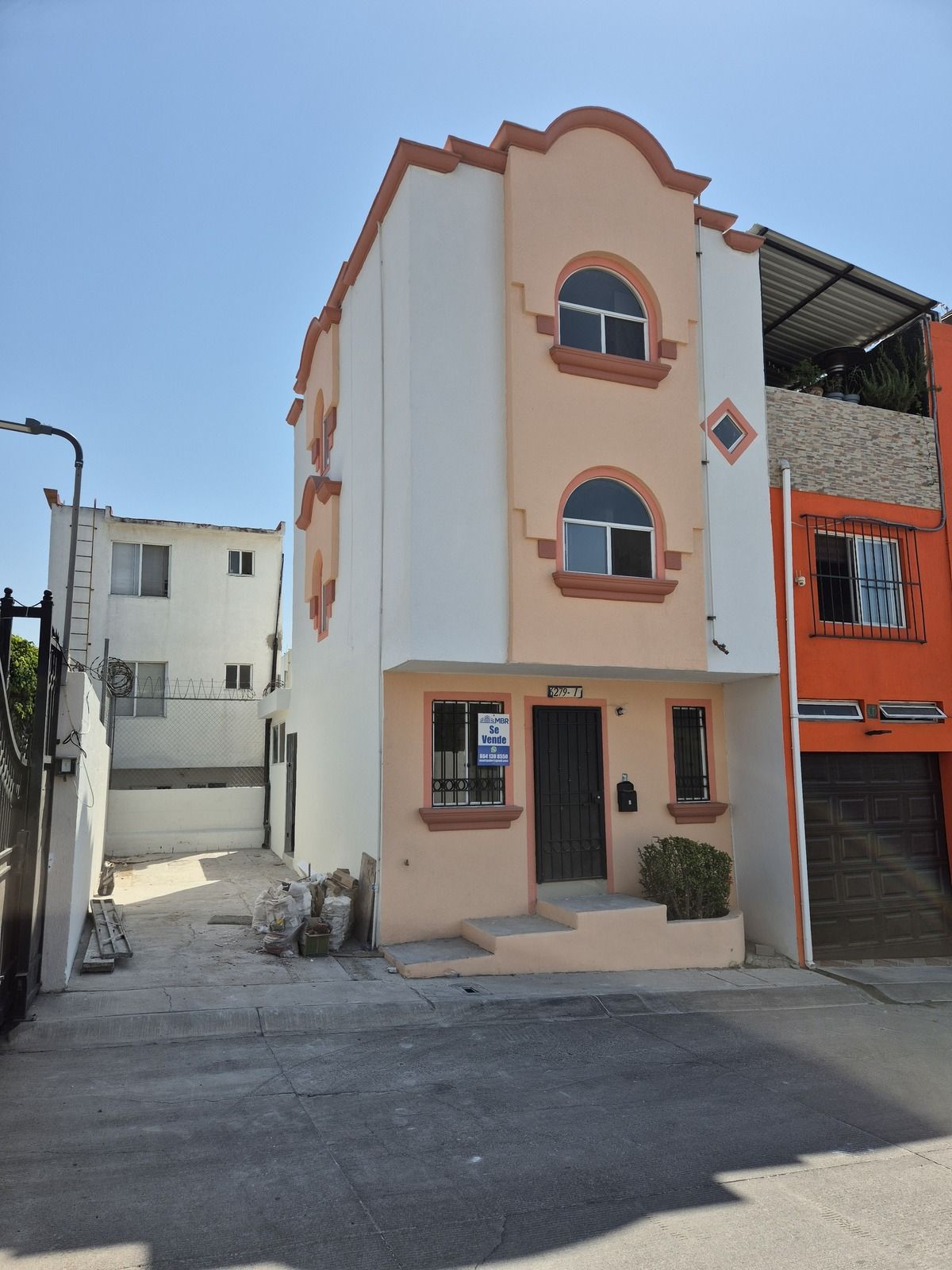 1 of 23: Fachada