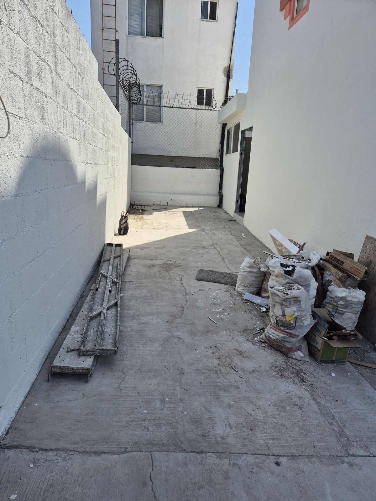 2 of 23: Estacionamiento