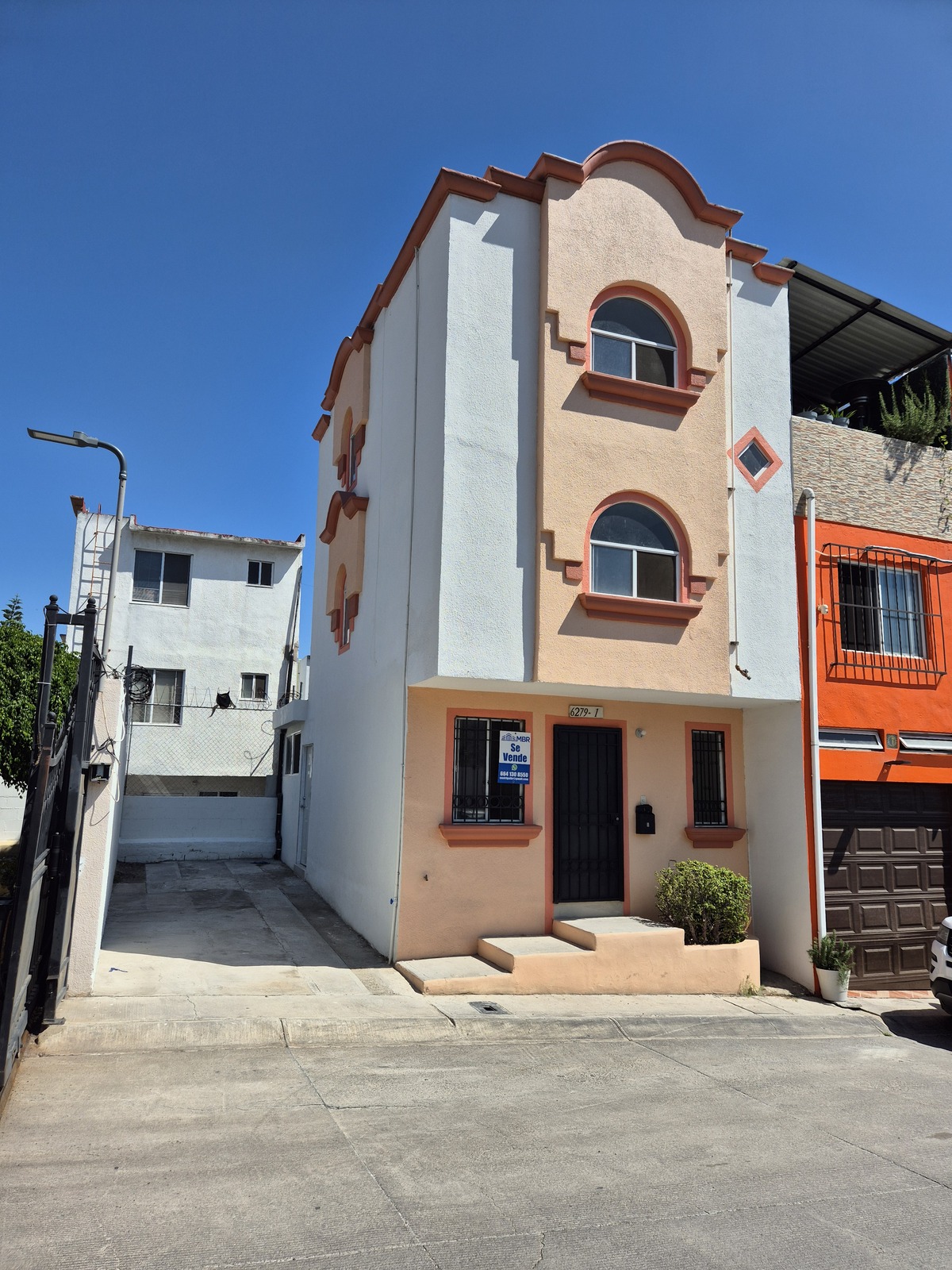 1 of 23: Fachada