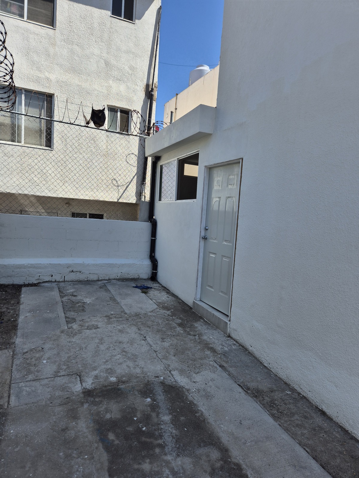 3 of 23: Puerta de garege