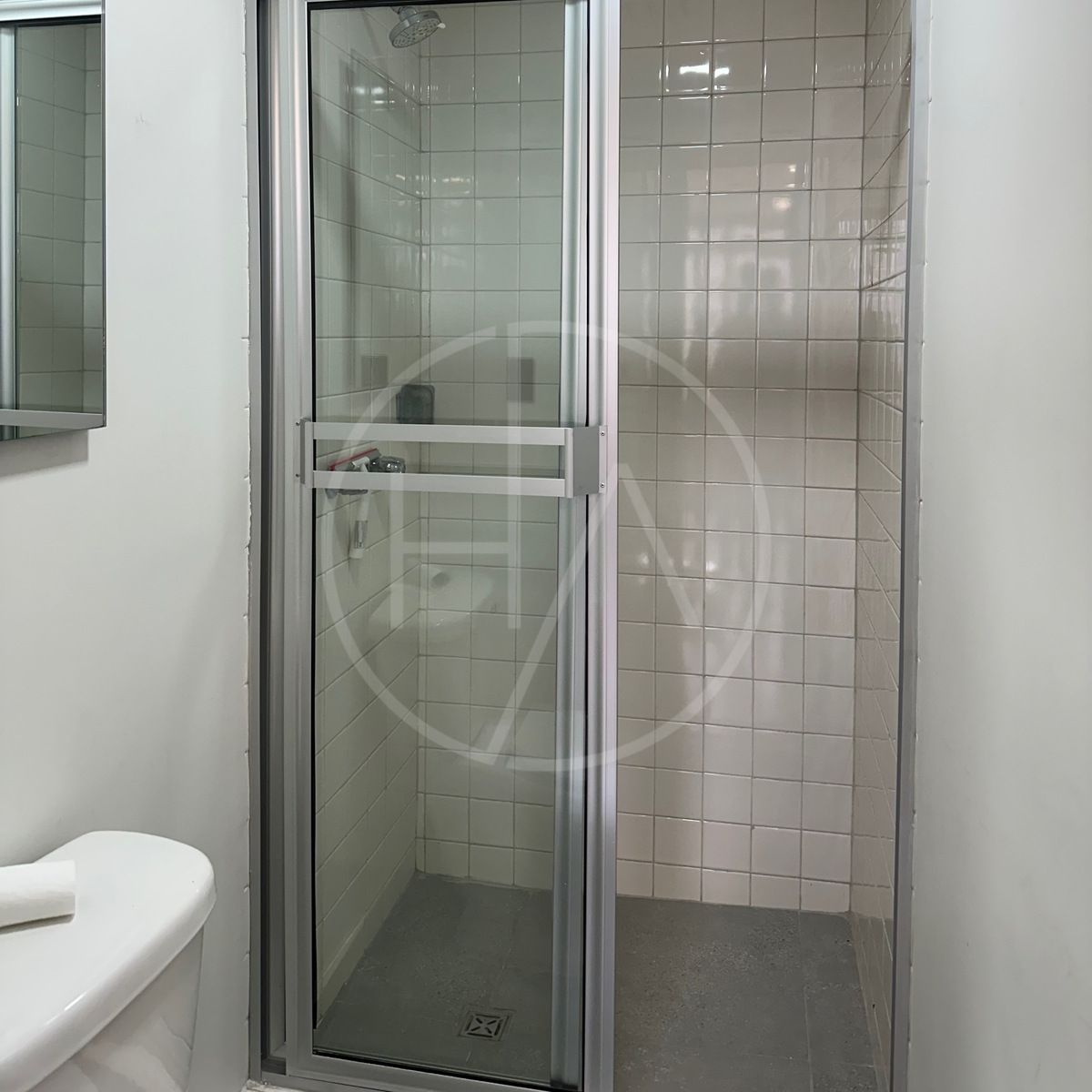 6 of 21: Baños completo de cuarta recamara