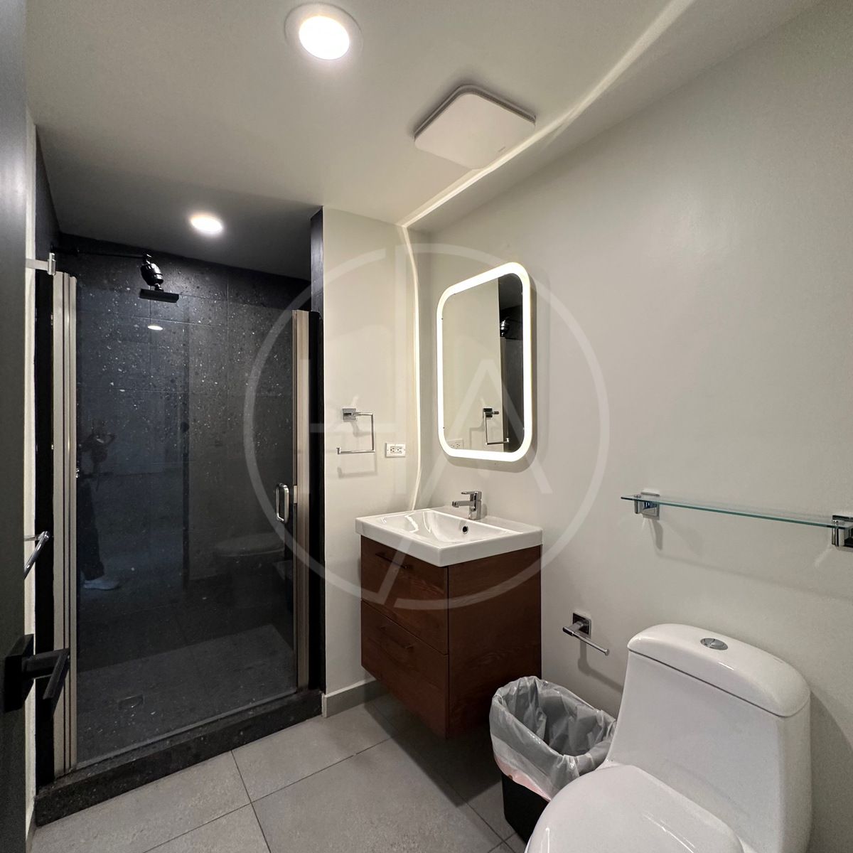 11 of 21: Baño completo
