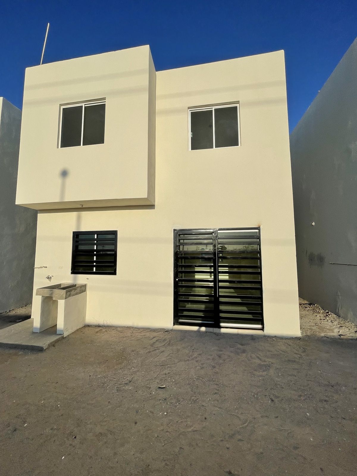 11 de 13: Puertas y ventanas con rejas