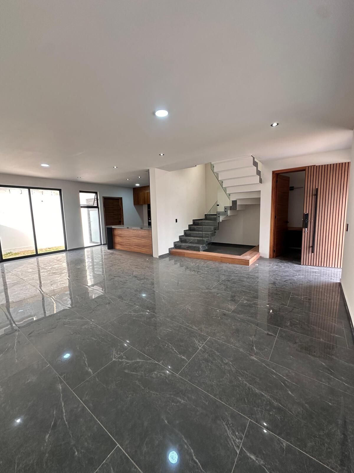 2 of 26: Casa en Venta en Residencia El Edén Entrada