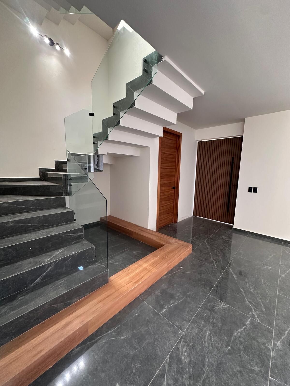 5 of 26: Casa en Venta en Residencia El Edén Escaleras