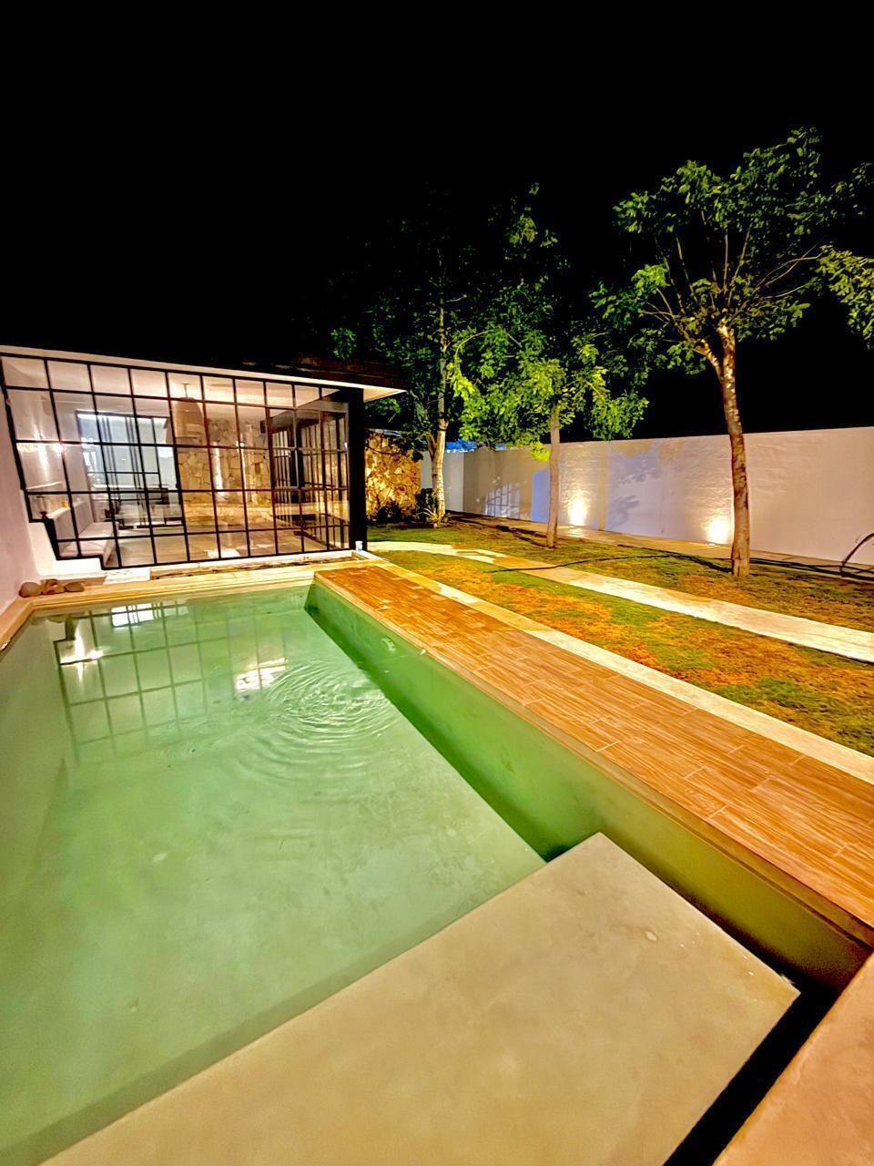 1 de 29: Sala de eventos con piscina, jardín y área de asador