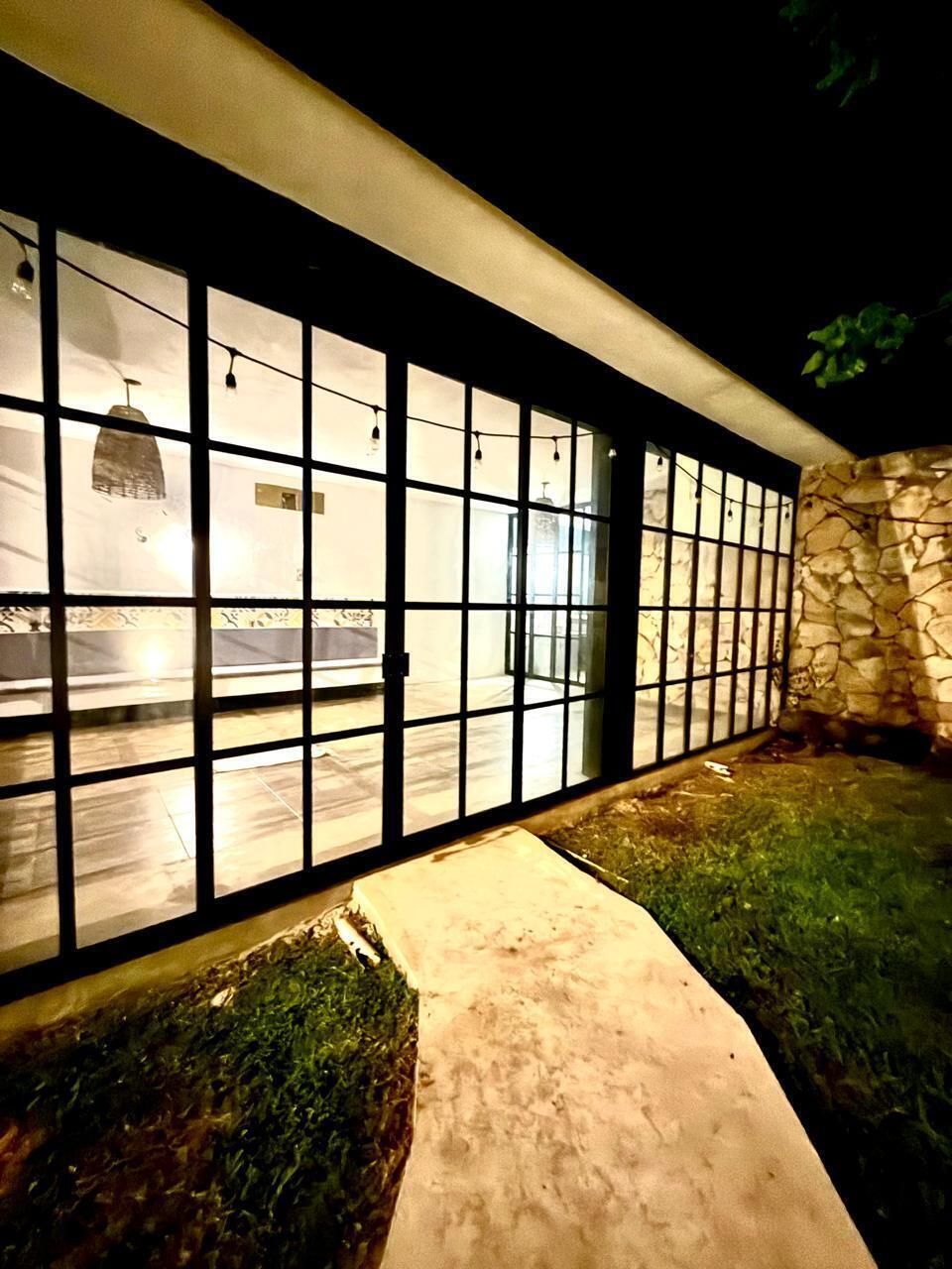 4 of 33: Exterior de sala de eventos